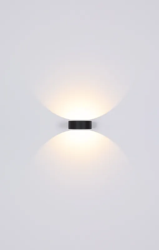 Slice Noir lampe d’extérieur De Globo Lighting - Med sin halvcirkelformade design i matt svart aluminium ger den ett elegant intryck samtidigt som den &auml;r v&auml;dert&aring;lig.