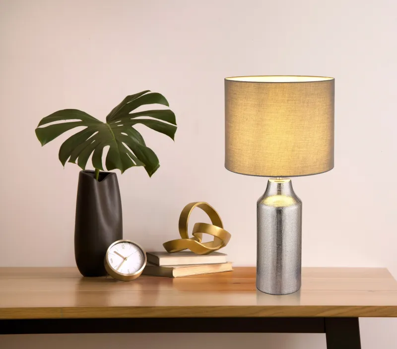 Elden 60cm Argent lampe de table De Globo Lighting - Den silverf&auml;rgade keramiska basen i kombination med den gr&aring;a cylindriska textilsk&auml;rmen skapar en sofistikerad kontrast och blir en stilfull inredningsdetalj.