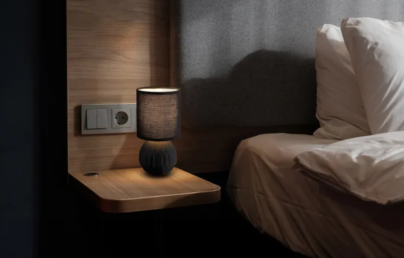 Sylas 23cm Noir lampe de table De Globo Lighting - Den rundade keramiska basen i elegant svart och den matchande cylindriska textilsk&auml;rmen skapar en harmonisk och modern estetik.