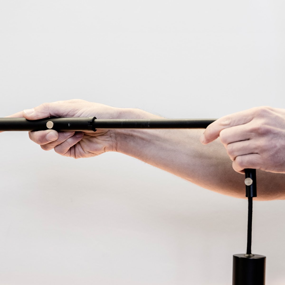 Whizz 70cm Or applique murale De Faro Barcelona - Id&eacute;ale avec une ampoule d&eacute;corative pour sublimer son design, elle est id&eacute;ale pour les projets d'&eacute;clairage o&ugrave; fonctionnalit&eacute; et esth&eacute;tique sont essentielles, que ce soit &agrave; la maison, au bureau ou dans le secteur de l'h&ocirc;tellerie-restauration.