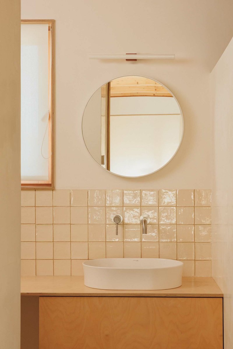 Calma 50cm Terre cuite lampe de salle de bain De Faro Barcelona - Gr&acirc;ce &agrave; sa source lumineuse int&eacute;gr&eacute;e et &agrave; son design polyvalent, elle peut &ecirc;tre install&eacute;e horizontalement ou verticalement, selon les besoins de l'espace.