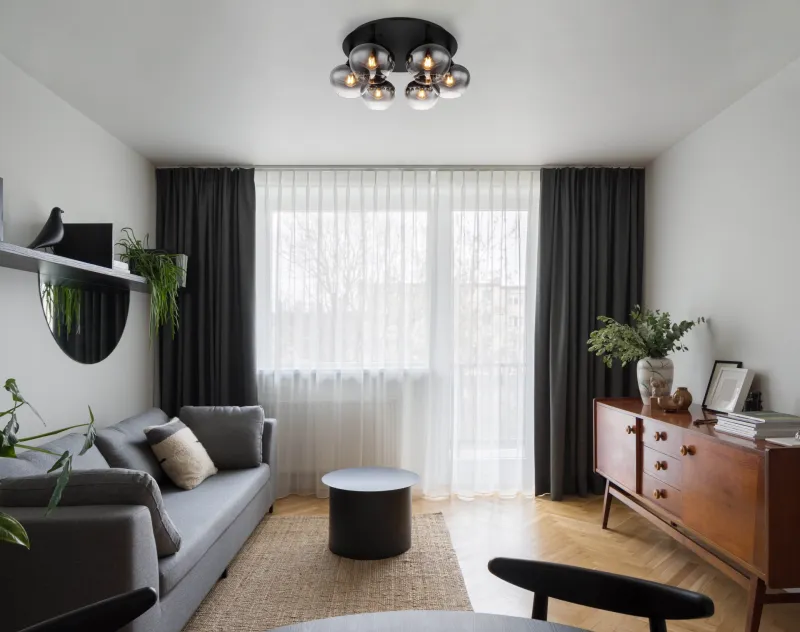 Maxy Ø65 Couleur fumée plafonnier De Globo Lighting - P&aring; en rund takplatta av matttsvart metall sitter sex vackert formade r&ouml;kf&auml;rgade glaskupor.