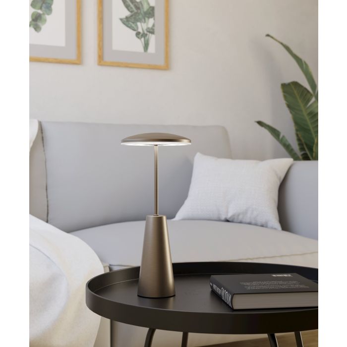 Piccola 28cm Bronze portable De Eglo - Piccola est une élégante lampe de table LED avec une finition bronze foncé et un boîtier en acier robuste.