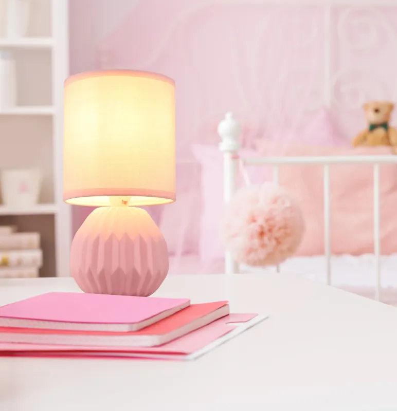 Sylas 23cm Rose lampe de table De Globo Lighting - Den rundade keramiska basen i elegant rosa och den matchande cylindriska textilsk&auml;rmen skapar en harmonisk och modern estetik.