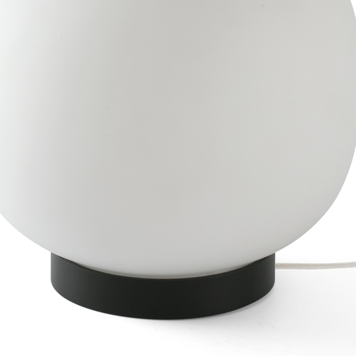 Amelia 22cm Blanc lampe de table De Faro Barcelona - Son diffuseur arrondi diffuse une lumi&egrave;re agr&eacute;able et non &eacute;blouissante, cr&eacute;ant une atmosph&egrave;re chaleureuse et accueillante.