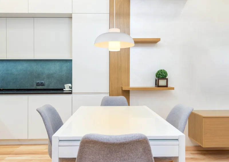 Lowe Ø38 Blanc suspension De Globo Lighting - Den runda sk&auml;rmen i mattvit metall ger ett elegant och tidl&ouml;st uttryck, medan den cylinderformade sk&auml;rmen i opalglas sprider ett mjukt och behagligt ljus.