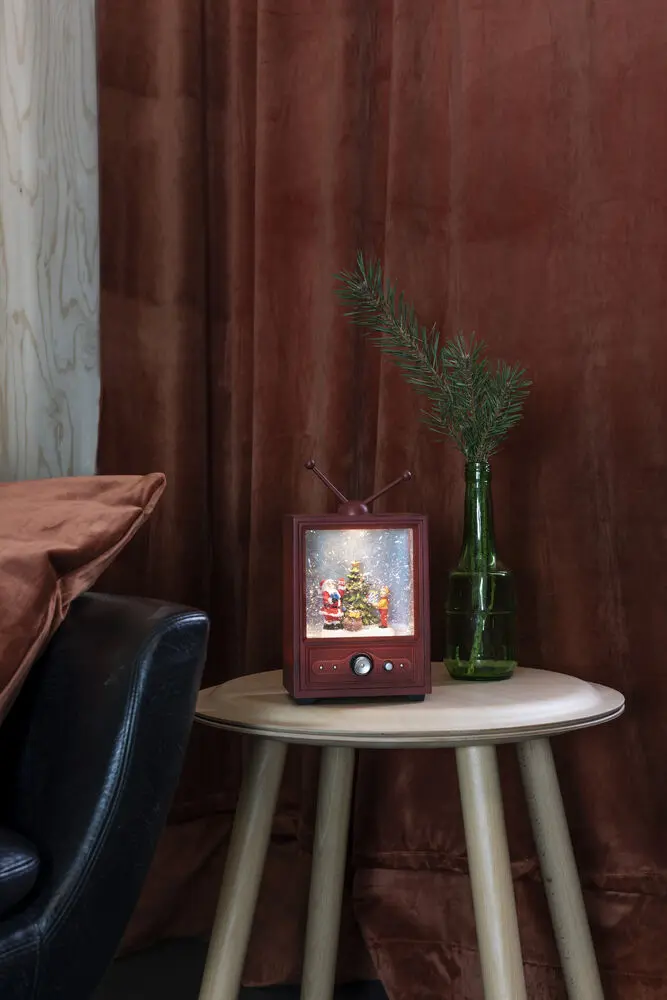 Lanterne Remplie D’eau En Forme De Télévision Brun De Konstsmide - Cette lanterne remplie d'eau en forme de t&eacute;l&eacute;vision r&eacute;tro montre une sc&egrave;ne atmosph&eacute;rique avec le P&egrave;re No&euml;l, un gar&ccedil;on et un sapin de No&euml;l d&eacute;cor&eacute;.