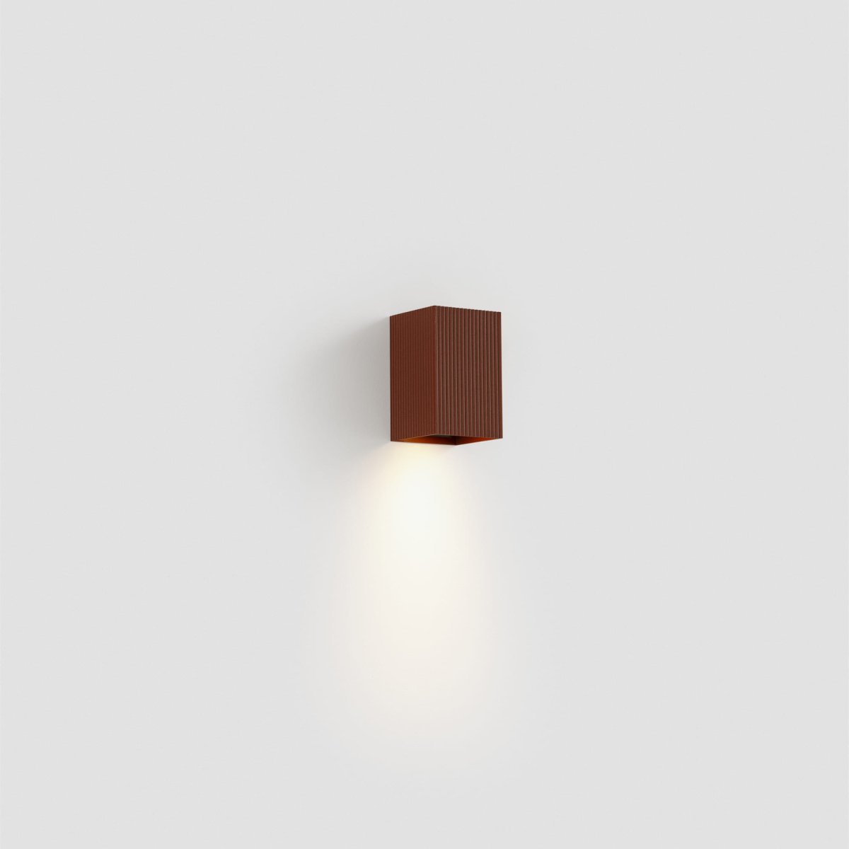 Lune 10cm Terre cuite cannelée applique murale De Faro Barcelona - Lune est une applique murale carr&eacute;e &agrave; la finition terracotta stri&eacute;e qui allie fonctionnalit&eacute; et style.