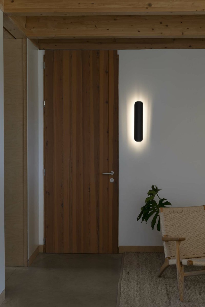 Novo 50cm Noir applique murale De Faro Barcelona - Sa fa&ccedil;ade articul&eacute;e en trois parties permet un r&eacute;glage facile de la lumi&egrave;re LED indirecte et cr&eacute;e diff&eacute;rentes ambiances.
