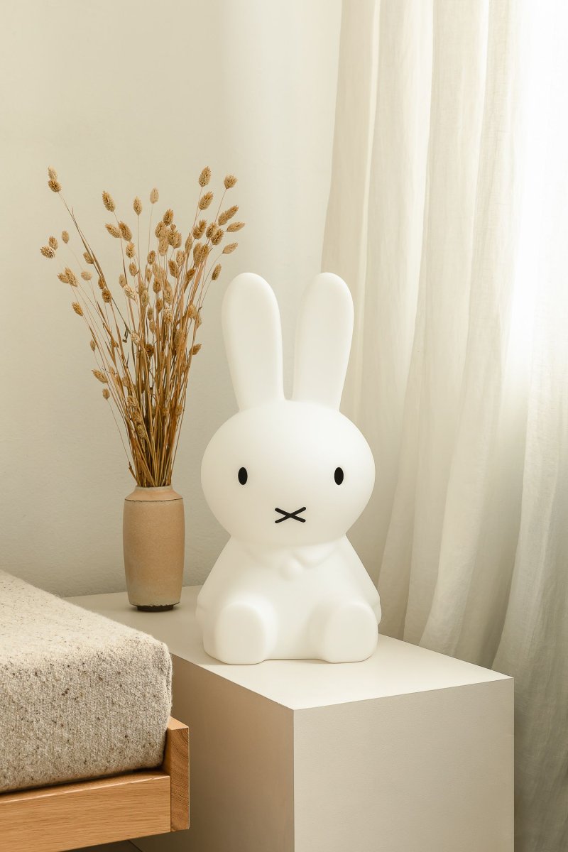 Miffy Star Light Blanc lampe pour enfant De Mr Maria - Miffy Star Light est une lampe de table charmante et emblématique qui ajoutera une atmosphère ludique à votre maison.