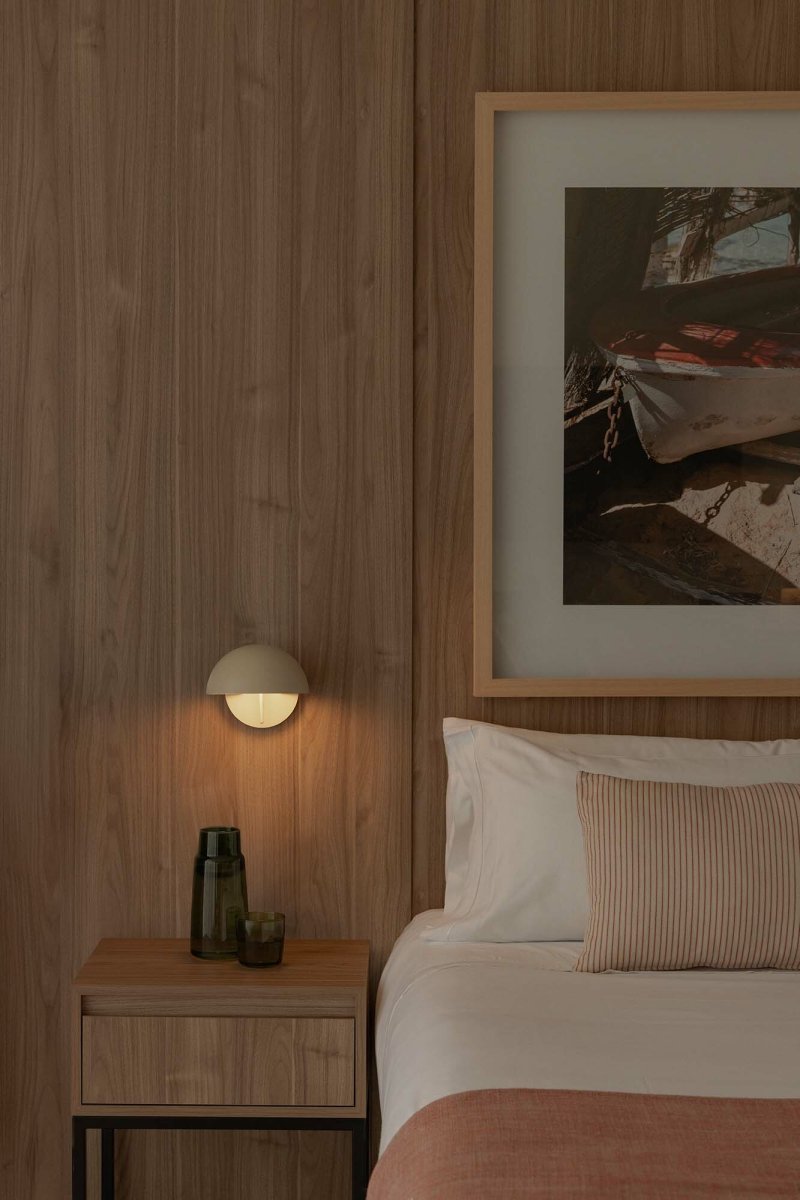 Matilda Ø17 Beige lampe de lecture De Faro Barcelona - Son abat-jour rotatif et sa hauteur r&eacute;glable permettent un &eacute;clairage modulable pour r&eacute;pondre &agrave; diff&eacute;rents besoins, d'un &eacute;clairage d'ambiance &agrave; un &eacute;clairage concentr&eacute;.