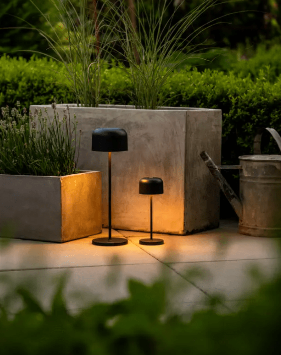 Lille 20cm Noir portable De Konstsmide - La lampe est équipée d'un variateur tactile pour que vous puissiez régler la luminosité et la température de couleur du jaune chaud au blanc chaud.