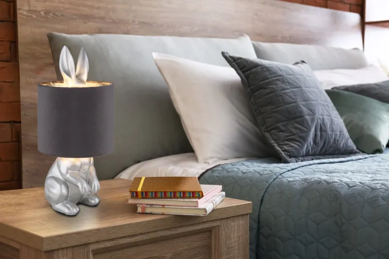 Rabbit 40cm Or lampe de table De Globo Lighting - Med en guldf&auml;rgad kaninfigur som bas och en elegant svart sammetsk&auml;rm kombinerar den lekfull design med sofistikerad stil.