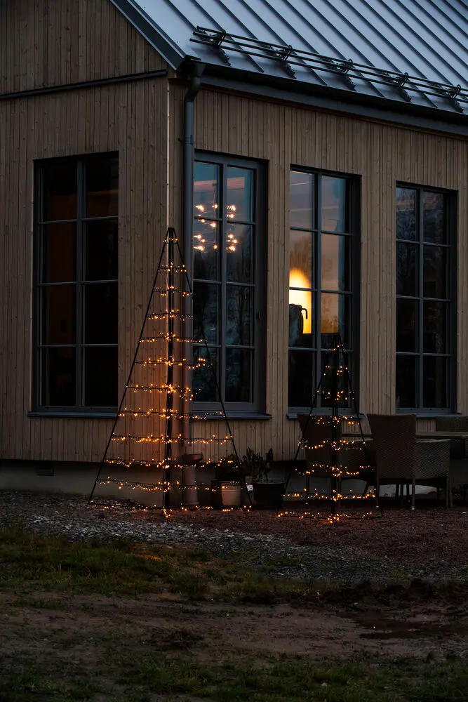 Décoration En Métal Pyramide 150cm Noir De Konstsmide - Avec 279 lumi&egrave;res LED ambr&eacute;es chaudes, il diffuse une lueur &eacute;l&eacute;gante et cr&eacute;e une atmosph&egrave;re magique.