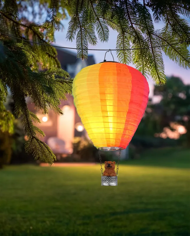 Balloon Multicolore lampe solaire De Globo Lighting - Skapa en lekfull k&auml;nsla i tr&auml;dg&aring;rden med Balloon, en solcellsdriven dekoration inspirerad av en luftballong med en bj&ouml;rn i korgen.