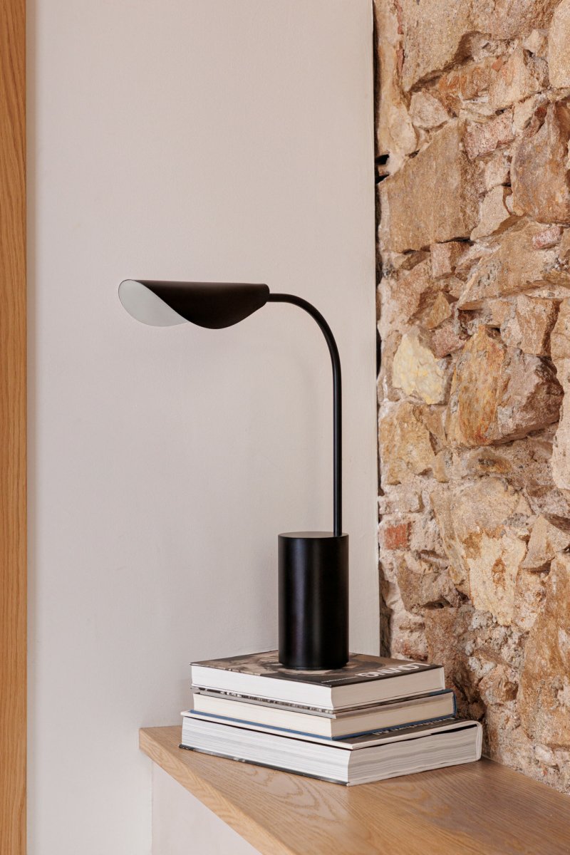 Liggera 55cm Noir lampe de table De Faro Barcelona - Gr&acirc;ce &agrave; sa l&eacute;g&egrave;ret&eacute; et son esth&eacute;tique &eacute;l&eacute;gante, Liggera s'int&egrave;gre &agrave; tous les environnements, de la maison moderne &agrave; l'espace de travail cr&eacute;atif, et lui conf&egrave;re une allure calme et &eacute;quilibr&eacute;e.