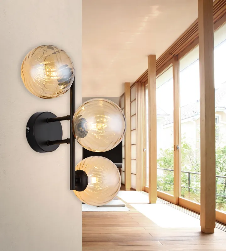 Conor 36cm Ambre applique murale De Globo Lighting - Conor v&auml;gglampa i mattsvart med amberf&auml;rgade glassf&auml;rer ger en modern och elegant touch till vilket rum som helst.