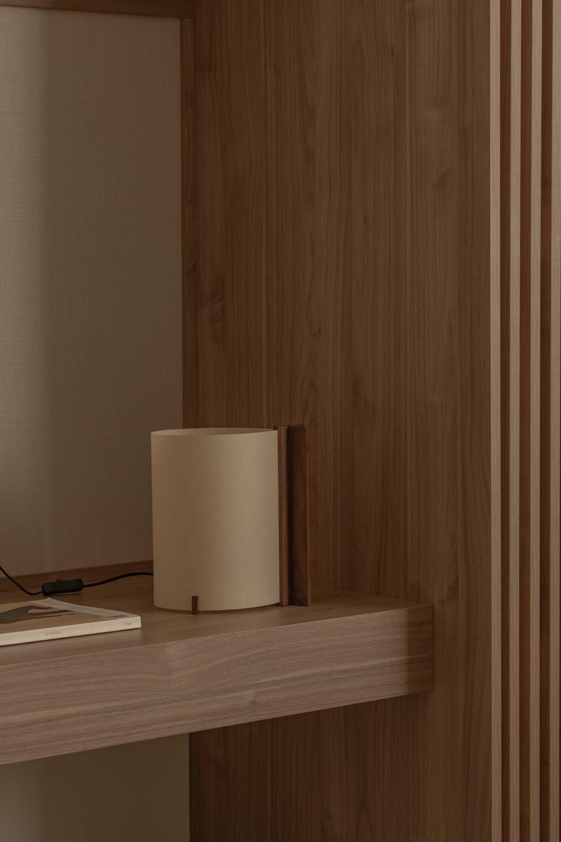 Cata 25cm Noyer lampe de table De Faro Barcelona - Fabriqu&eacute;e en bois certifi&eacute; et durable, elle est livr&eacute;e dans un emballage plat astucieux qui minimise l'espace de rangement et l'impact environnemental du transport.