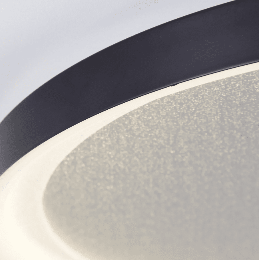 Quito Ø42 Noir plafonnier De Brilliant - Id&eacute;al pour les pi&egrave;ces basses de plafond, il est dot&eacute; d'un cadre noir qui entoure le panneau LED, qui diffuse une puissante lumi&egrave;re blanche et chaude.