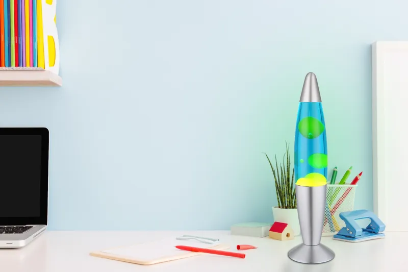 Etna Argent lampe pour enfant De Globo Lighting - Etna &auml;r en fascinerande lavalampa med bl&aring; v&auml;tska och gult vax som sm&auml;lter l&aring;ngsamt och skapar hypnotiska ljuseffekter.