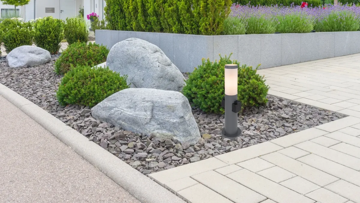Boston 45cm Anthracite bornes De Globo Lighting - Tillverkad i rostfritt st&aring;l med en opalvit plastsk&auml;rm ger den ett mjukt och behagligt ljus.