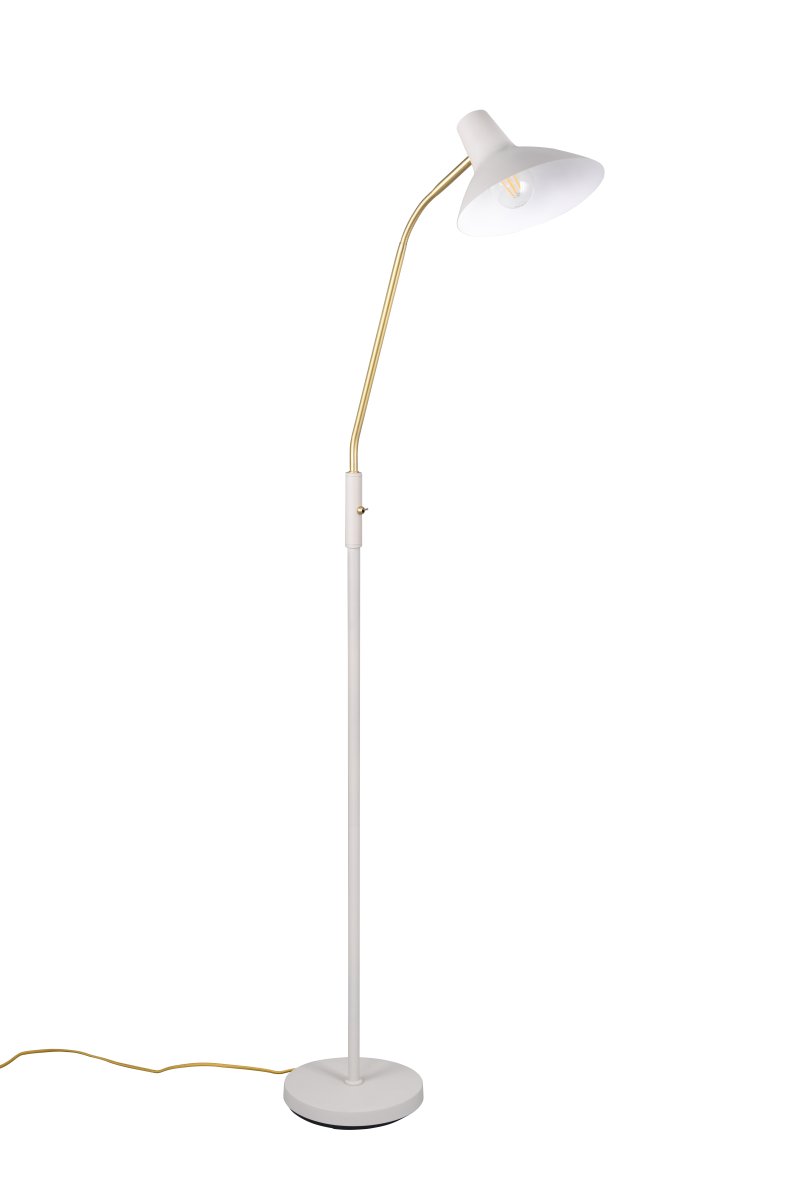 Traveller Gris lampadaire De Trio Lighting - Sa couleur gris chaud et son bras en laiton mat lui confèrent une touche sophistiquée, tandis que son design minimaliste s'intègre harmonieusement à différents styles d'intérieur.