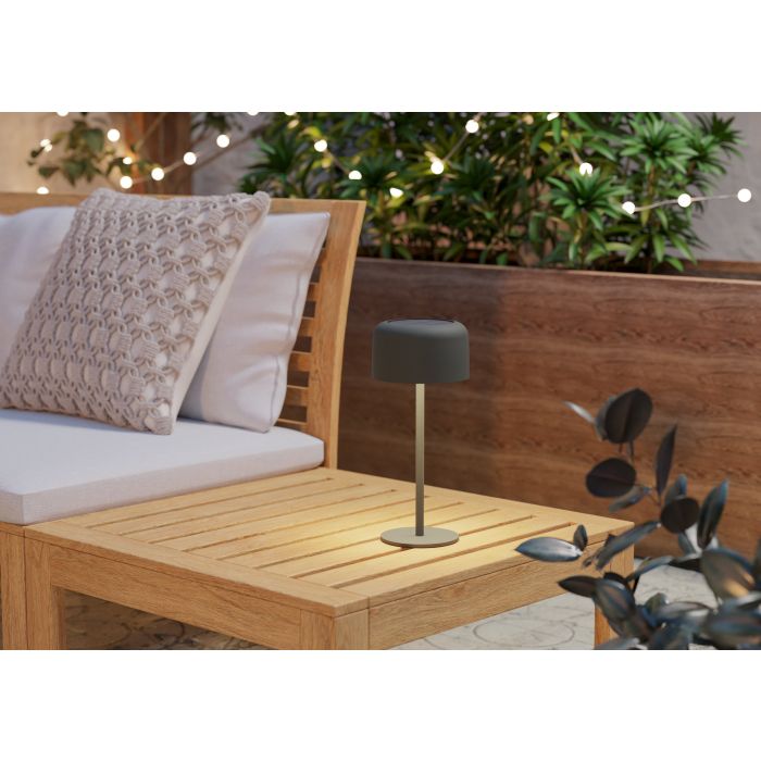Roccanova 30cm Vert lampe solaire De Eglo - Roccanova est une lampe de table élégante à énergie solaire qui allie forme et fonction pour une utilisation intérieure et extérieure.