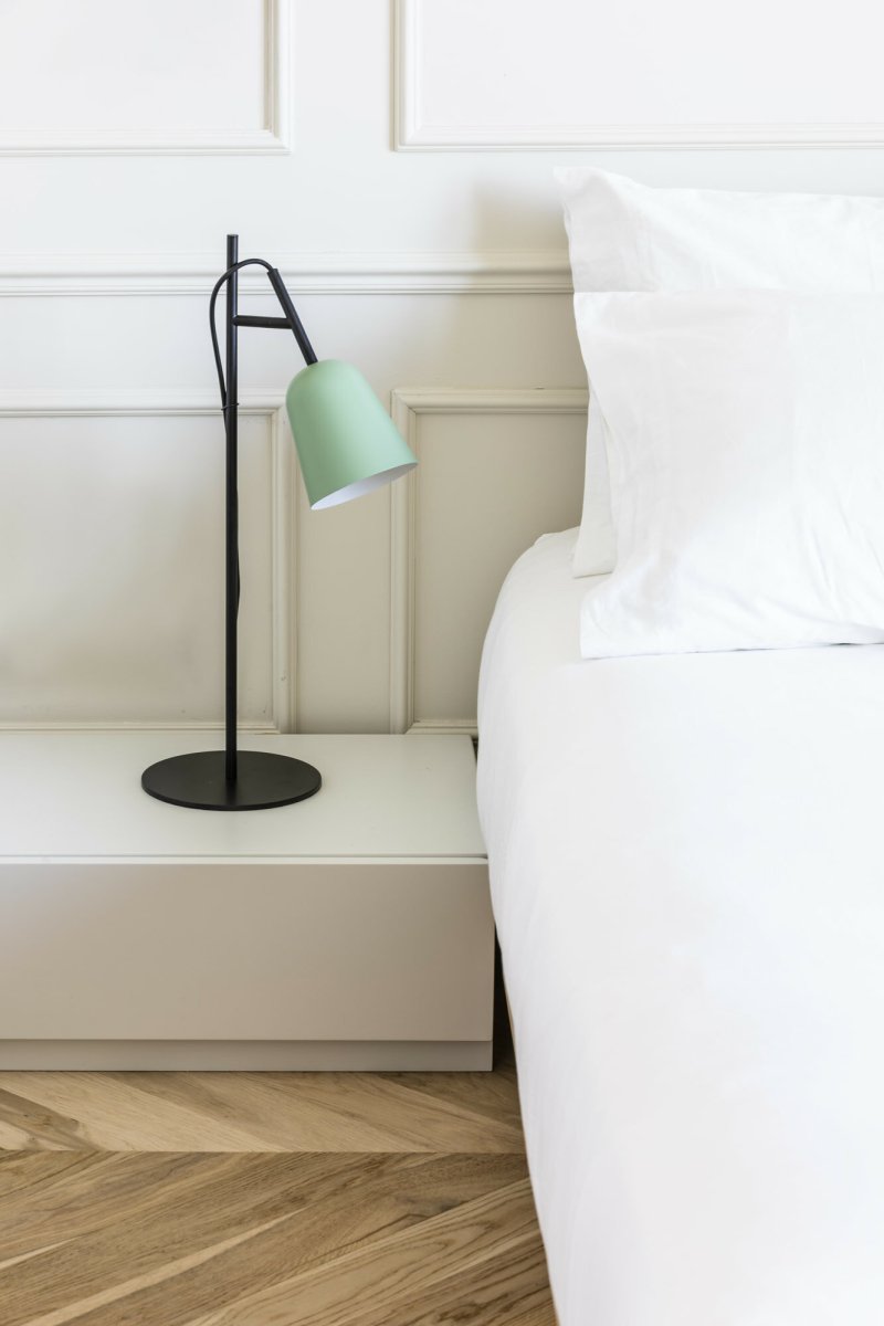 Studio 55cm Vert lampe de bureau De Faro Barcelona - Son serre-c&acirc;ble d&eacute;coratif en forme de branche lui conf&egrave;re une touche unique et de caract&egrave;re.