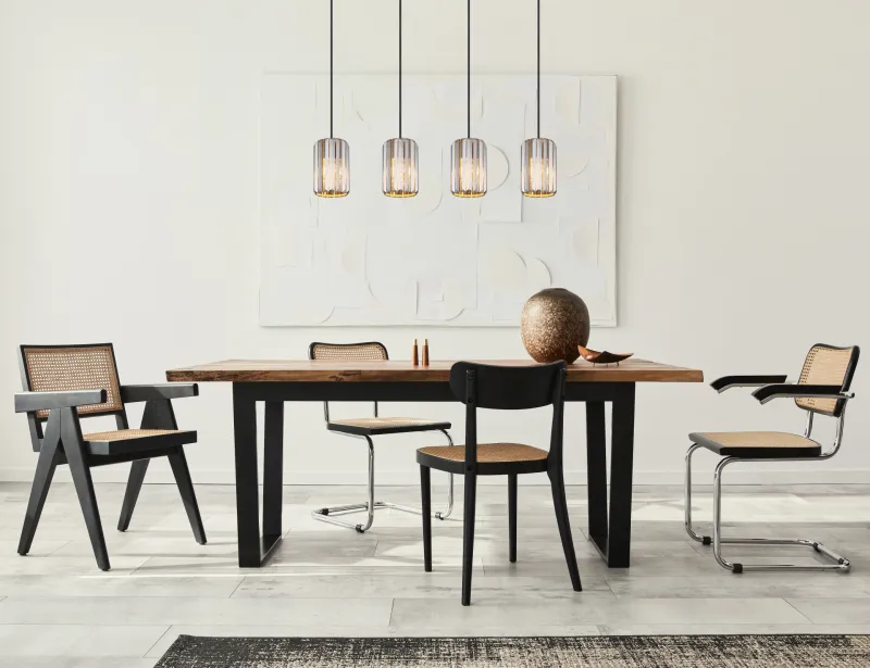 Run 88cm Couleur fumée suspension De Globo Lighting - Kombinationen av metall i tr&auml;utseende och de fyra sk&auml;rmarna med r&ouml;kf&auml;rgade K5-kristaller ger en harmonisk ljusspridning och en sofistikerad k&auml;nsla.