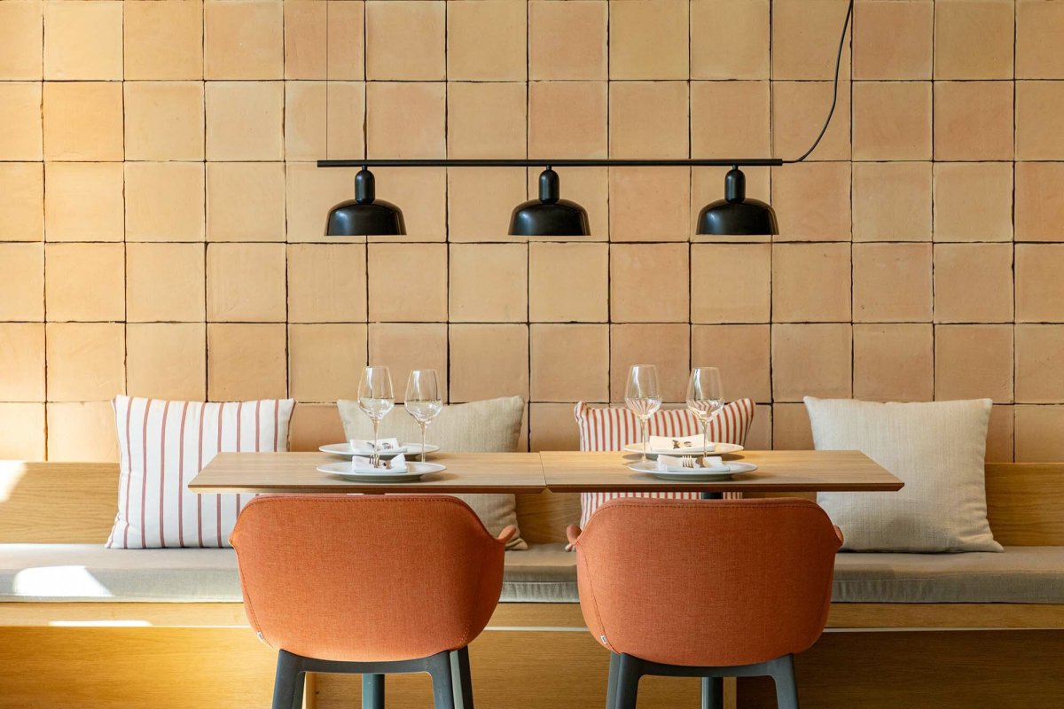 Tatawin 100cm Noir suspension De Faro Barcelona - La forme de l'abat-jour s'inspire des toits des maisons traditionnelles de Tataouine, une ville du sud-est de la Tunisie.