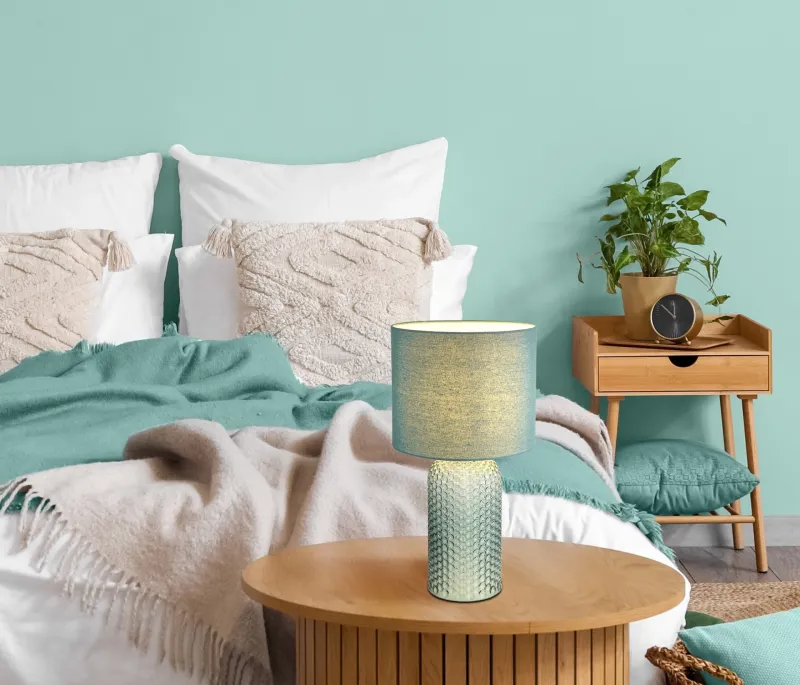Sofia 50cm Vert lampe de table De Globo Lighting - Bordslampan Sofia imponerar med sin eleganta kombination av en texturerad glaskropp och en cylindrisk textilsk&auml;rm i lyxig gr&ouml;n ton.