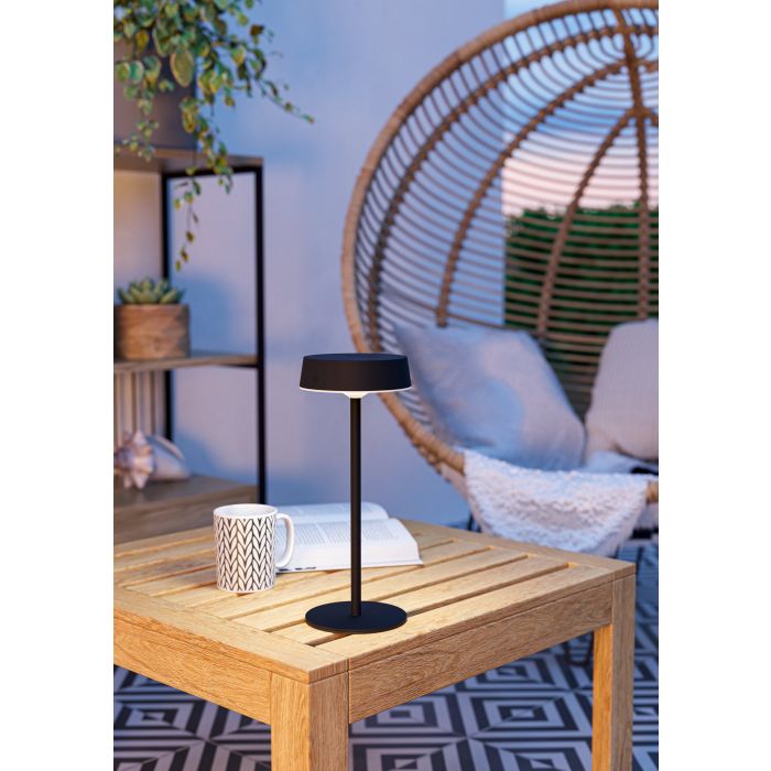 Simeri 30cm Noir lampe solaire De Eglo - Simeri est une lampe de table &eacute;l&eacute;gante &agrave; &eacute;nergie solaire qui allie forme et fonction pour une utilisation int&eacute;rieure et ext&eacute;rieure.