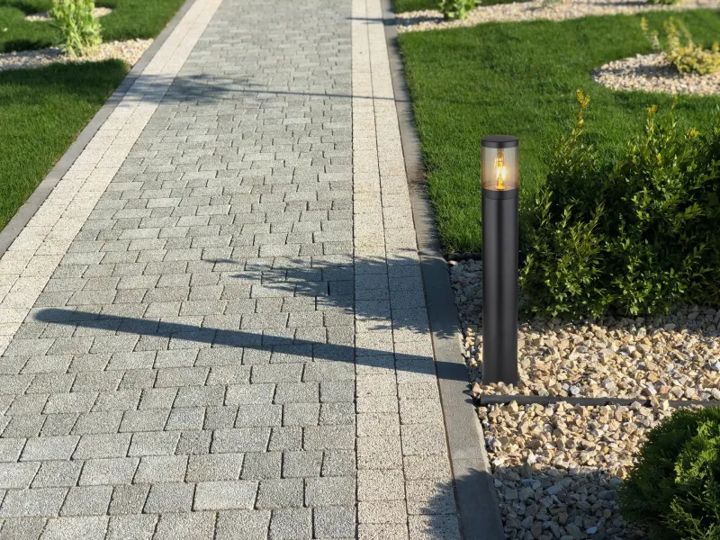 Xeloo 80cm Noir bornes De Globo Lighting - Tillverkad i rostfritt st&aring;l med en r&ouml;kf&auml;rgad plastsk&auml;rm ger den ett mjukt och behagligt ljus.