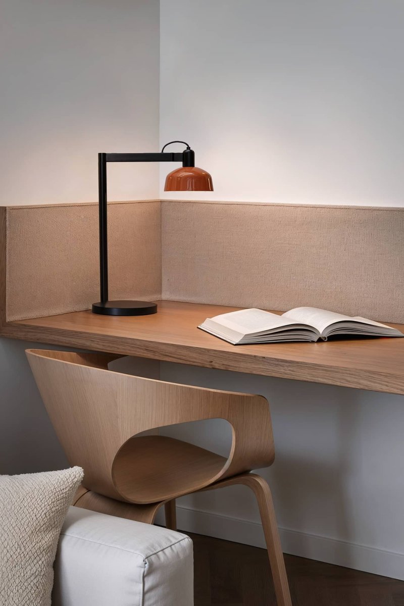 Tatawin 58cm Rouge-orange lampe de bureau De Faro Barcelona - Tatawin est une lampe de table à la structure noire et à l'abat-jour en métal rouge-orange qui diffuse une lumière directionnelle et focalisée.