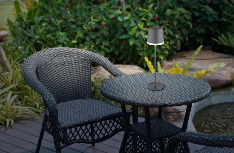 Bordslampa LED Anthracite lampe solaire De Globo Lighting - Den diskreta designen sm&auml;lter in i alla milj&ouml;er och med IP44-klassning &auml;r den t&aring;lig mot v&auml;der och vind.