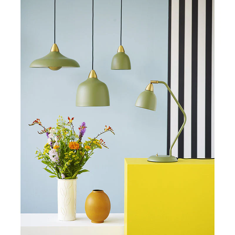 Urban Ø24 Vert olive suspension De Superliving - La suspension Urban combine un design moderne avec une touche de laiton luxueux pour cr&eacute;er une atmosph&egrave;re &eacute;l&eacute;gante et sophistiqu&eacute;e dans votre maison.
