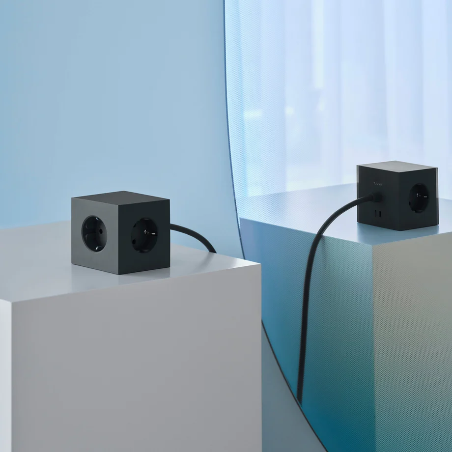 Square 1 with 30W Dual USBC & Magnetic base, 3m Noir De Avolt - Multiprise au design &eacute;l&eacute;gant d'Avolt avec un long c&acirc;ble en PVC, un cube en plastique recycl&eacute; et une plaque magn&eacute;tique sur le fond pour l'accrocher au mur.
