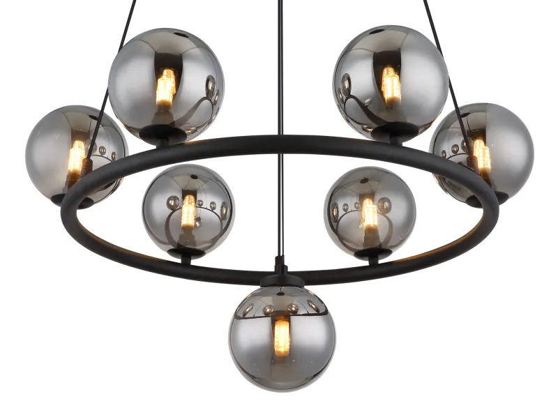 Riha Ø60 Couleur fumée suspension De Globo Lighting - Lampan &auml;r av mattsvart metall och ger ditt hem en lyxig och inbjudande atmosf&auml;r.