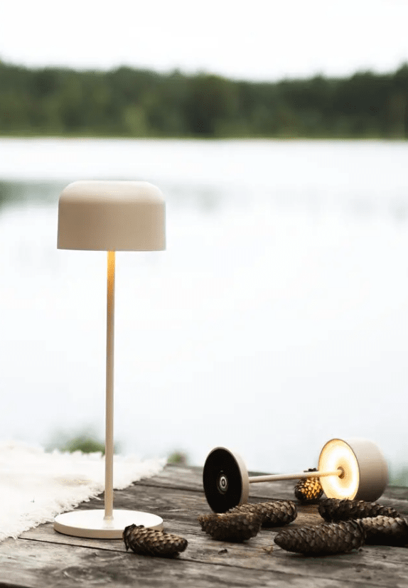 Lille 36cm Sable portable De Konstsmide - La lampe est &eacute;quip&eacute;e d'un variateur tactile pour que vous puissiez r&eacute;gler la luminosit&eacute; et la temp&eacute;rature de couleur du jaune chaud au blanc chaud.