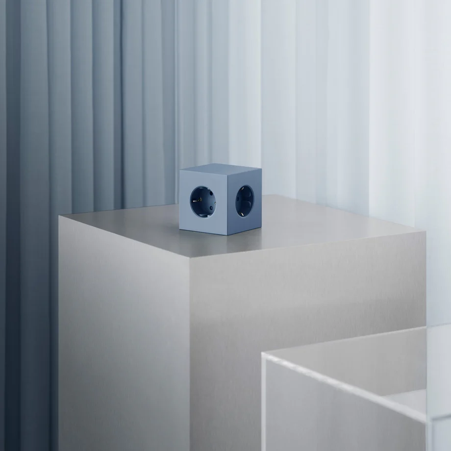 Square 1 with 30W Dual USBC & Magnetic base, 3m Bleu De Avolt - Multiprise au design &eacute;l&eacute;gant d'Avolt avec un long c&acirc;ble en PVC, un cube en plastique recycl&eacute; et une plaque magn&eacute;tique sur le fond pour l'accrocher au mur.