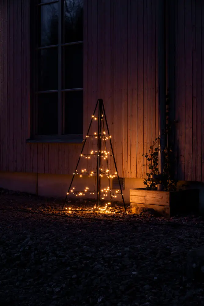 Décoration En Métal Pyramide 120cm Noir De Konstsmide - Avec 171 lumi&egrave;res LED ambr&eacute;es chaudes, il diffuse une lueur &eacute;l&eacute;gante et cr&eacute;e une atmosph&egrave;re magique.