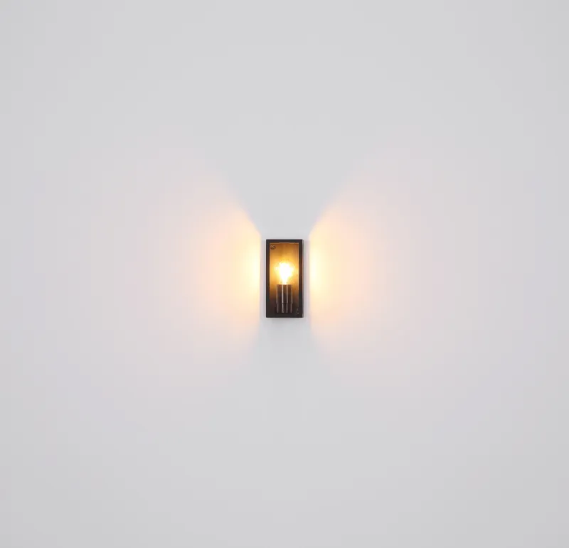 Logana Noir lampe d’extérieur De Globo Lighting - Med sin rektangul&auml;ra design och unika ljusspridning kombinerar den stil och funktion.