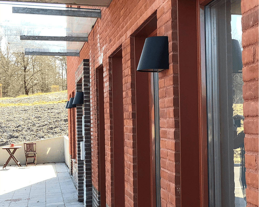 Mini Noir lampe d’extérieur De Westal - La mini applique murale est fabriquée en aluminium anodisé, est revêtue de poudre noire et dispose d'une protection anti-éblouissement en PET-G.