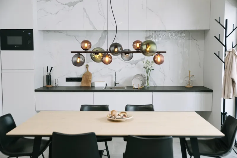 Riha 87cm Multicolore suspension De Globo Lighting - Glaskuporna i brons, gr&ouml;nt och petrol ger lampan en unik karakt&auml;r och eleganta f&auml;rginslag som kompletterar modern inredning.