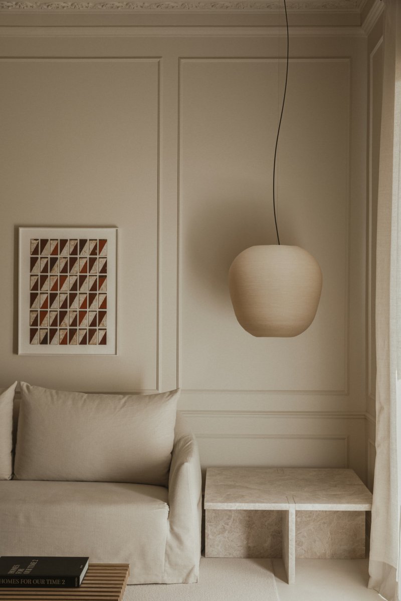 Tierra Ø52 Beige suspension De Faro Barcelona - La lampe Tierra 520, con&ccedil;ue par H&eacute;ctor Serrano, est fabriqu&eacute;e en PLA imprim&eacute; en 3D et en cellulose de pin recycl&eacute;e.