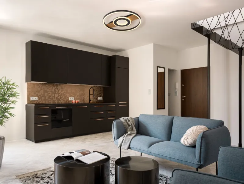 Pikara Ø40 Bois plafonnier De Globo Lighting - Den mattsvarta metallen tillsammans med tr&auml;looken skapar en stilfull balans mellan samtida design och naturlig estetik.