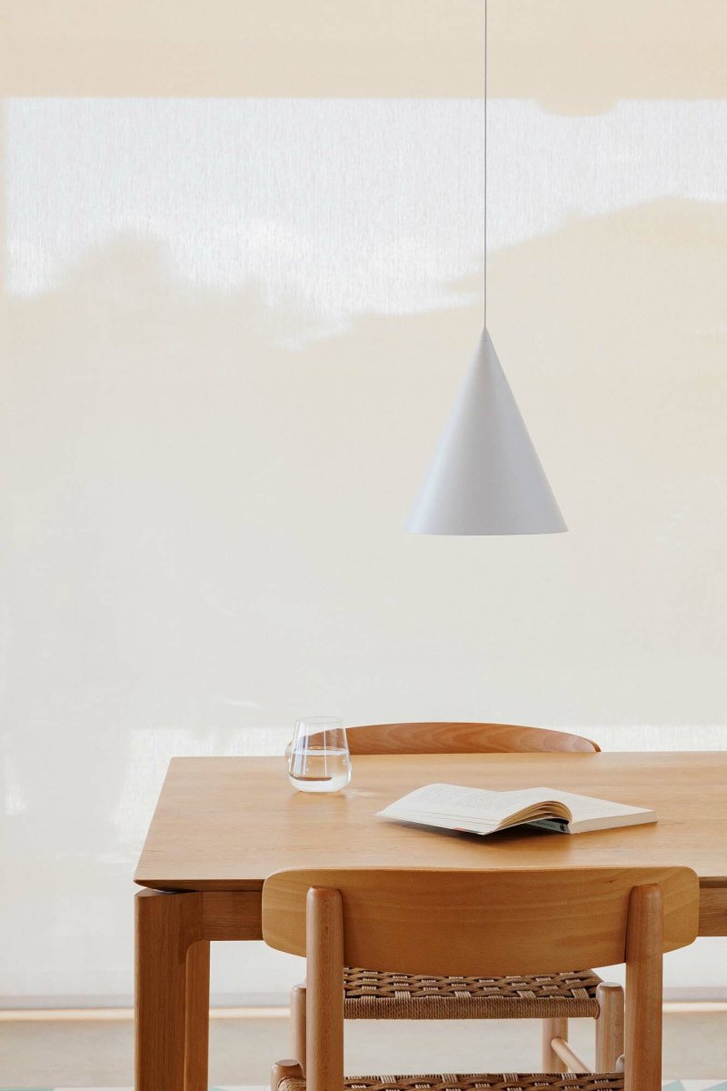 Lina Ø24 Blanc suspension De Faro Barcelona - Son design &eacute;l&eacute;gant est parfait pour les environnements n&eacute;cessitant un &eacute;clairage sophistiqu&eacute; et subtil, id&eacute;al au-dessus d'une table, dans une cuisine ou dans un salon moderne.
