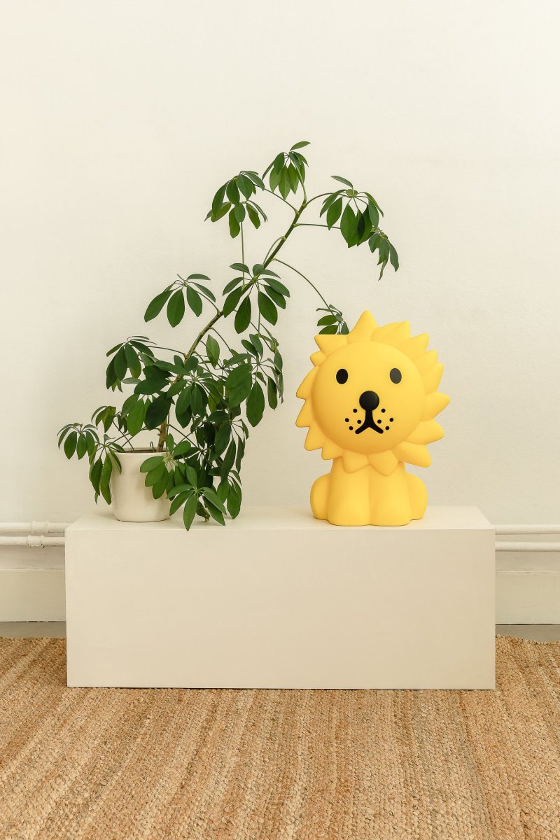 Lion Star Light Jaune lampe pour enfant De Mr Maria - Lion Star Light est une lampe de table charmante et emblématique qui ajoutera une atmosphère ludique à votre maison.