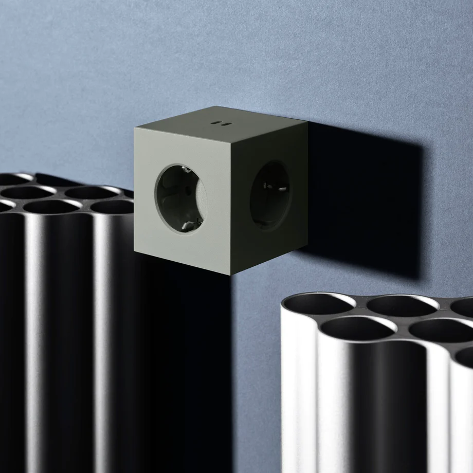 Square 2 Socket extender with 30W Dual USBC Vert De Avolt - Rallonge de prise d'Avolt au design &eacute;l&eacute;gant avec un cube en plastique recycl&eacute; et une plaque magn&eacute;tique sur le fond pour l'accrocher au mur.