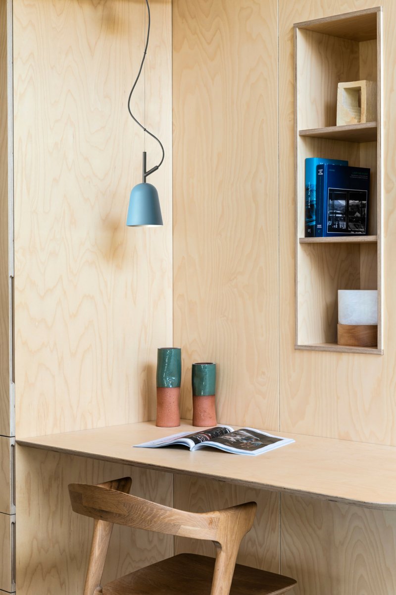 Studio Ø10 Bleu suspension De Faro Barcelona - Son abat-jour bleu et son format compact en font un luminaire id&eacute;al pour les cuisines, les espaces de travail ou les environnements cr&eacute;atifs.